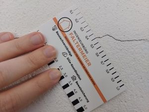 Rissbreitenmessung mittels Risslineal an verputzten Wänden Beweissicherung Risslineal