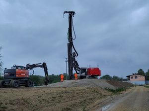 Baumaschienen zur Erstellung einer Spundwand Baumaschienen zur Erstellung einer Spundwand